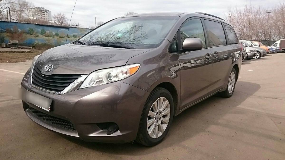 Toyota Sienna III